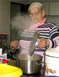 Vor allem ältere Menschen besitzen noch eine Fülle an regionalen Rezepten, die langsam in Vergessenheit geraten.